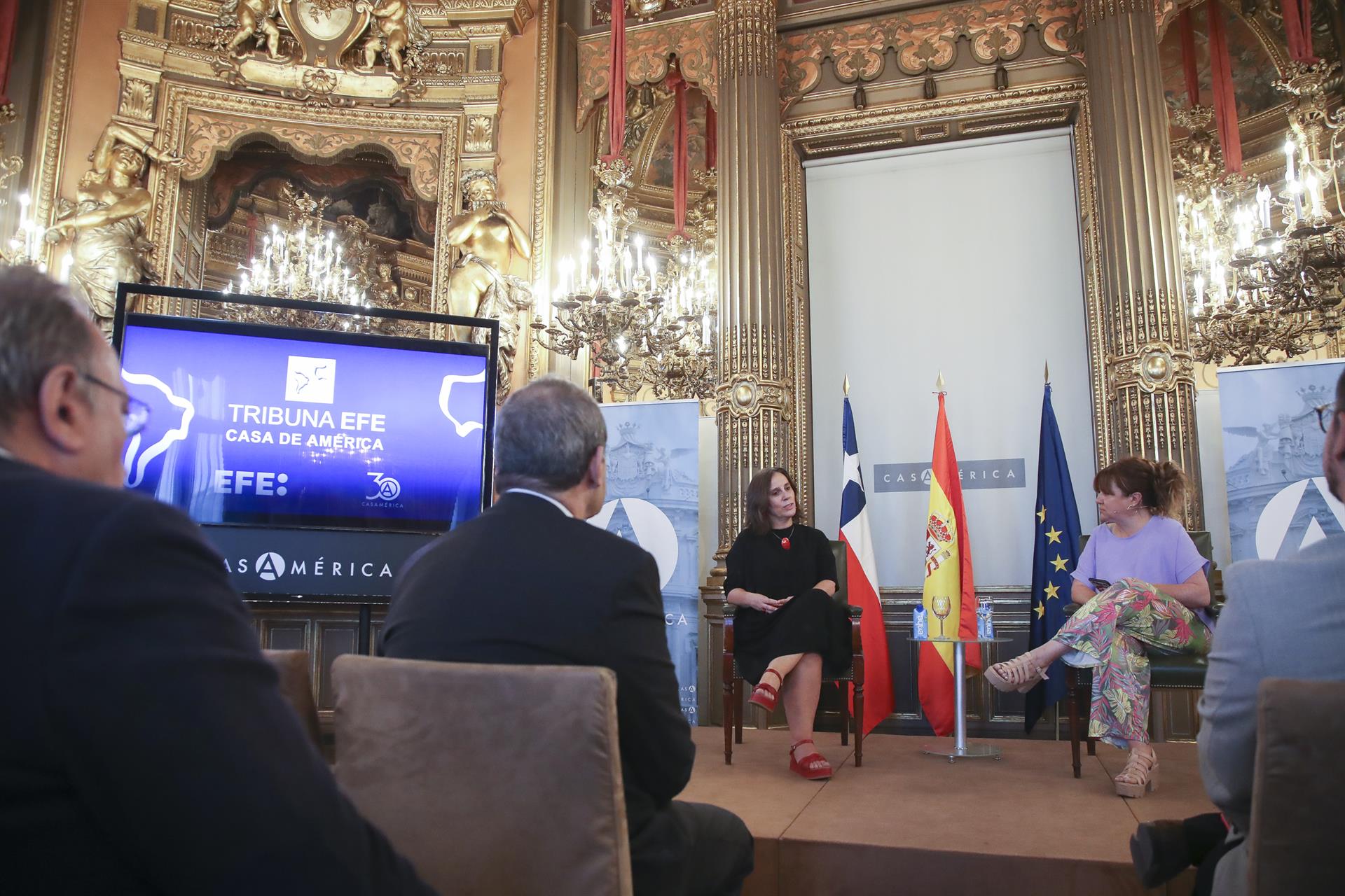 La Canciller de Chile, durante su participación en la Tribuna EFE-Casa América en la sede de la Casa de América de Madrid. Junto a ella, la responsable de la Agencia Efe de España para el Mundo, Alida Juliani.