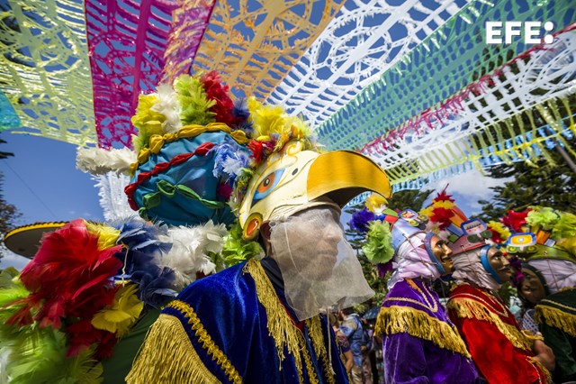 Indígenas Guatemaltecos con máscaras participan, en un evento tradicional, en Rabinal (Guatemala). EFE/ Esteban Biba