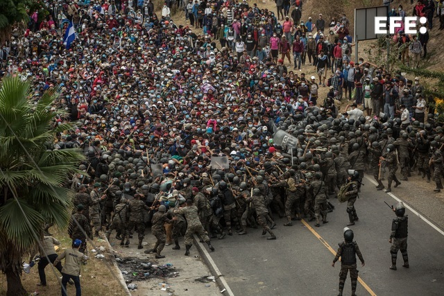 La premiada, «Muro de escudos», muestra soldados guatemaltecos intentando frenar el avance de miles de migrantes en la ciudad de Chiquimula mientras intentan cruzar el país en su camino primero a México y luego a Estados Unidos. EFE/Esteban Biba