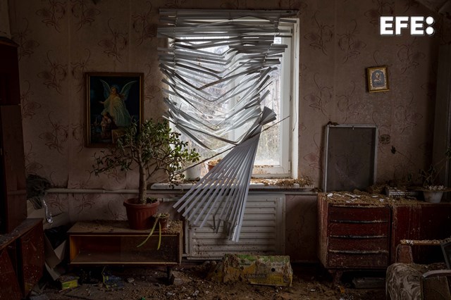 Fotografía de la ventana de una casa afectada por proyectiles, el 16 de abril de 2022, en Cherniguiv (Ucrania). EFE/ Miguel Gutiérrez