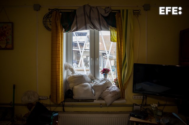 Fotografía de la ventana de una casa afectada por proyectiles, el 17 de abril de 2022, en Kiev (Ucrania). EFE/ Miguel Gutiérrez