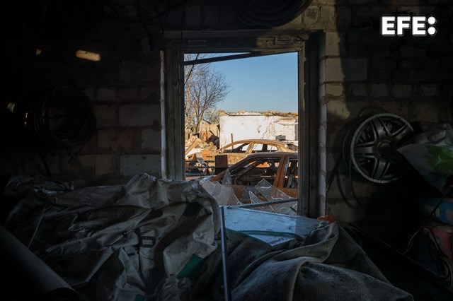 Fotografía de la ventana de un taller mecánico afectado por proyectiles, el 6 de mayo de 2022, en Kiev (Ucrania). EFE/ Miguel Gutiérrez