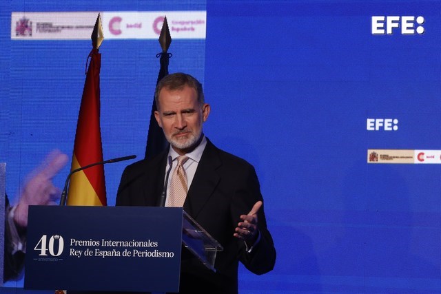 El rey Felipe VI ofrece un discurso durante los Premios Internacionales Rey de España de Periodismo 2023. EFE/ Juanjo Martín