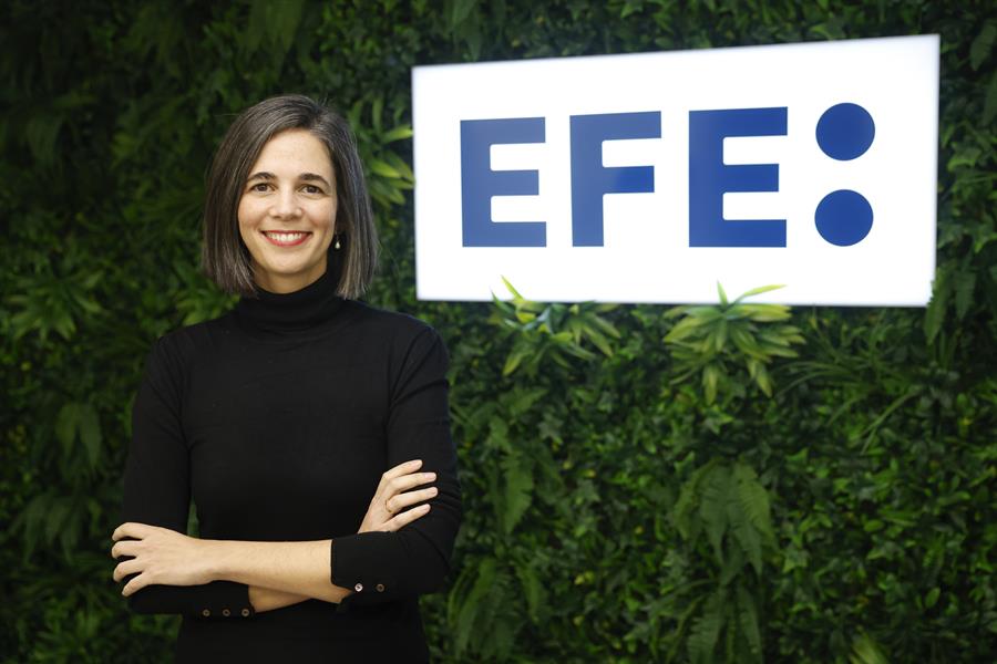 La periodista de EFE Violeta Molina, galardonada por Igualdad con motivo del 25N