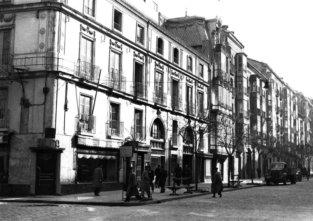 Burgos, 22 07 1939 -Fachada del edificio de la calle Vitoria número 9 de Burgos (ahora nº 10), en cuyo segundo piso se instaló la primera oficina de la Agencia Efe en enero de 1939. Creada como una pequeña agencia local de noticias en 1939, en medio de una España devastada por la Guerra Civil, la Agencia EFE cumple ahora 75 años situada entre las cuatro mayores del mundo y la primera en español. EFE/Vicente González Manero