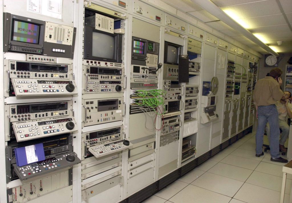 Madrid, 24-10-01.- Vista de la sala de control de aparatos y enlace del Departamento de Televisión de la Agencia Efe. EFE/J.L. Pino/svb