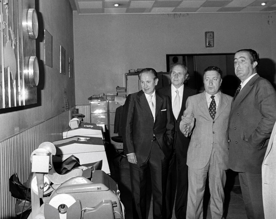 Madrid, 28/05/1976.- El vicepresidente del Comité Olímpico Internacional y presidente de la Diputación de Barcelona, Juan Antonio Samaranch (i), y el secretario de la Delegación Nacional de Deportes, Antonio Navarro (d) durante la inauguración de la Redacción Alfil, sección deportiva de la Agencia Efe. Detrás el director de la agencia, Carlos Mendo (i). EFE