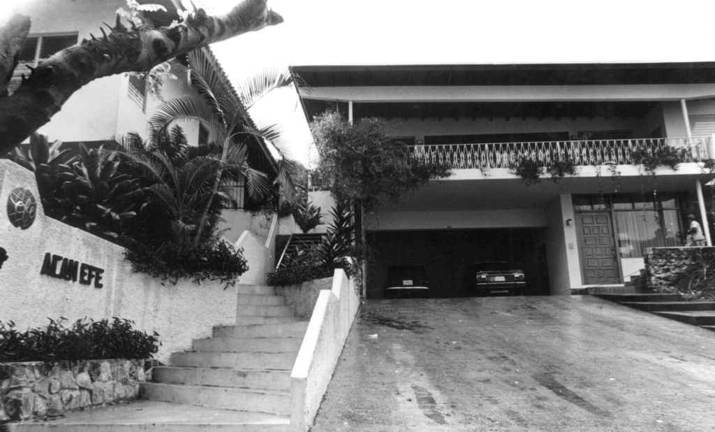 Antigua sede de la Agencia Centroamericana de Noticias (ACAN), en el número 60 de la céntrica Vía Argentina, de la ciudad de Panamá. La escalera de la izquierda daba acceso a la redacción y la puerta de la derecha servía de entrada a la vivienda del director de la agencia. (foto sin fecha, años 70). EFE