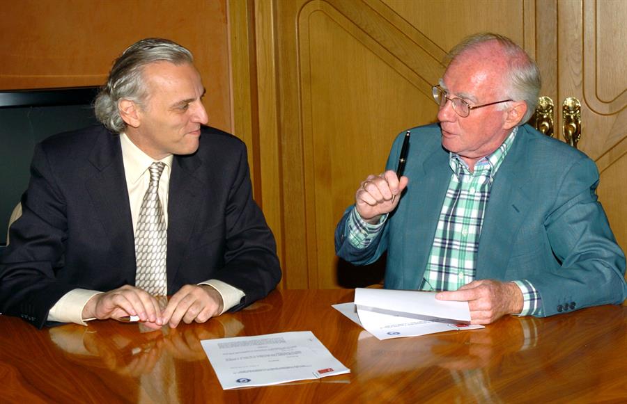 Madrid, 5. 07.2005(EFE).- La Sociedad General de Autores y Editores de España (SGAE) se convirtió hoy en suministrador oficial de datos de la Agenda Digital Mundial, un nuevo servicio de la Agencia EFE destinado a ofrecer información sobre todo tipo de convocatorias y previsiones al mundo empresarial e institucional.El presidente de la SGAE, Eduardo Bautista (d.), y el presidente de la Agencia EFE, Alex Grijelmo (i.), firmaron un acuerdo por el que ambas entidades inician con este producto, la Agenda Digital Mundial, una colaboración que se extenderá a otros campos de la comunicación, en otros productos destinados a telefonía móvil, pantallas TDT, y portales de Internet. EFE/Juan M. Espinosa