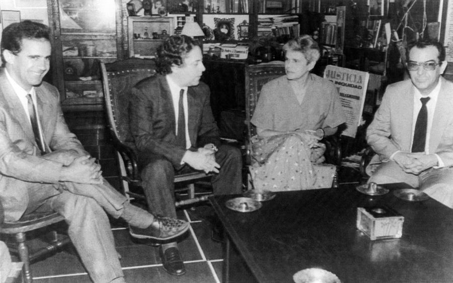 MANAGUA, 24/07/1988.- Violeta Chamorro, presidenta de la junta directiva del opositor diario La Prensa, durante un encuentro con una delegación de EFE-ACAN, encabezada por Miguel Angel Aguilar (2i), director general de Información de la Agencia Efe, junto a los periodistas de EFE-ACAN, Andreu Claret (i) y Manuel Cabrera (d). EFE/ra