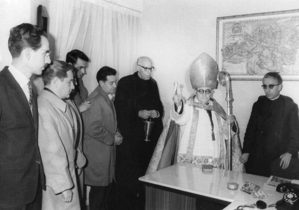 Bilbao, 22/12/1963.- El obispo de la Diócesis de Bilbao, Pablo Gurpide, bendice e inaugura la delegación Norte de la Agencia EFE, en presencia del director de la Agencia EFE, Carlos Sentís, el jefe de la sección de Cifra, Ruiz de Elvira y el delegado de EFE en Bilbao y otras personalidades. EFE/Cecilio