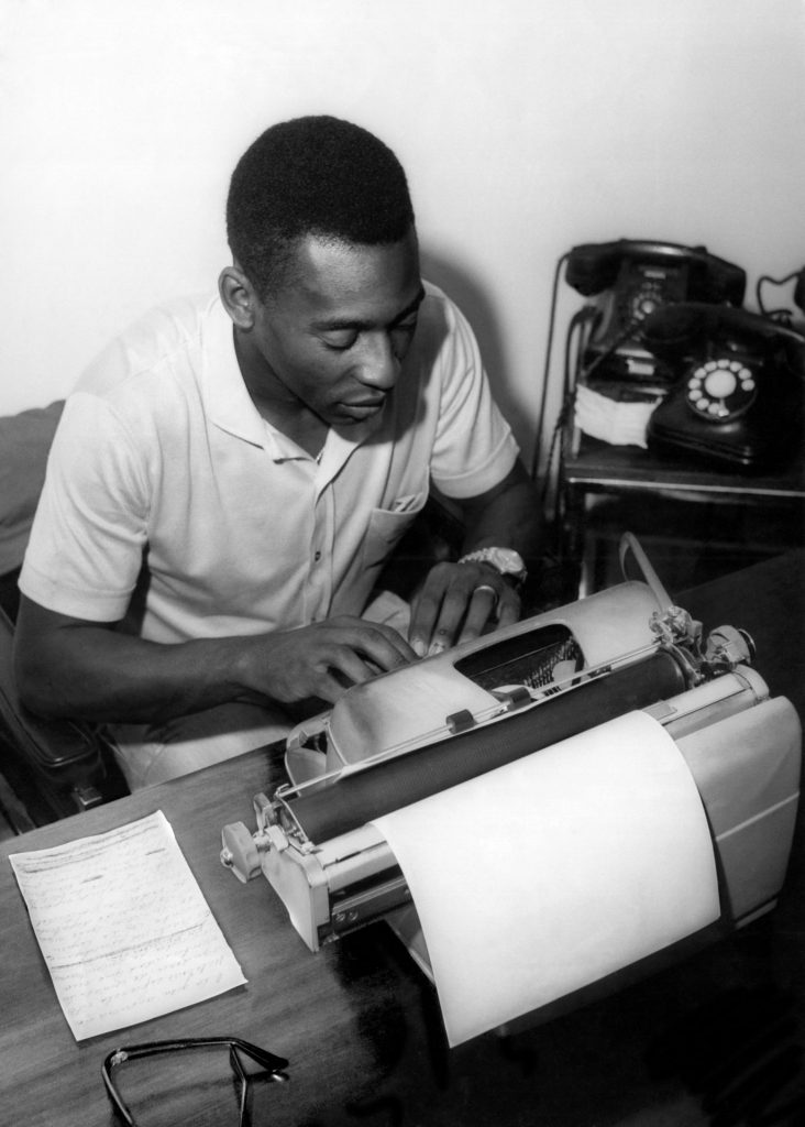 SANTOS (BRASIL), 08/12/1969.- El futbolista brasileño Edson Arantes do Nascimento "Pelé", habla por teléfono tras firmar un contrato con la Agencia Efe, para la eleboración de cinco artículos sobre el campeonato del mundo de 1970 y su experiencia en los mundiales anteriores. Los articulos que escribirá para Efe, constituyen la primera experiencia del futbolista como reportero en una Agencia Internacional de Noticias. EFE