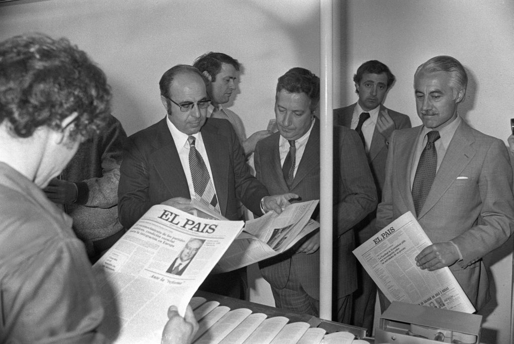 Madrid 4-5-1976.- El director de la Agencia EFE, Carlos Mendo, ojea las páginas del nuevo diario "El País" que salió hoy de las rotativas a las dos y cuarenta y cinco de la madrugada. EFE/yv
