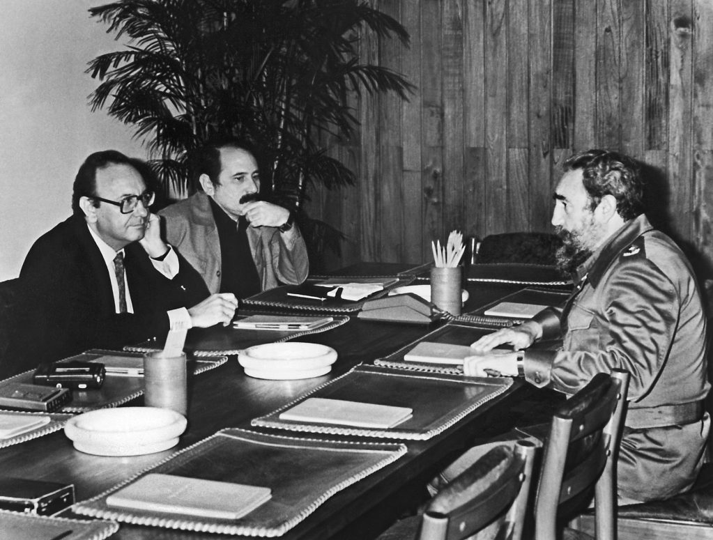 La Habana, 18-2-1985.- El presidente cubano, Fidel Castro (dcha), durante una entrevista concedida al presidente de la Agencia EFE, Ricardo Utrilla (izda), en compañía del director general de Prensa Latina, Pedro Margolles (c). EFE/jgb