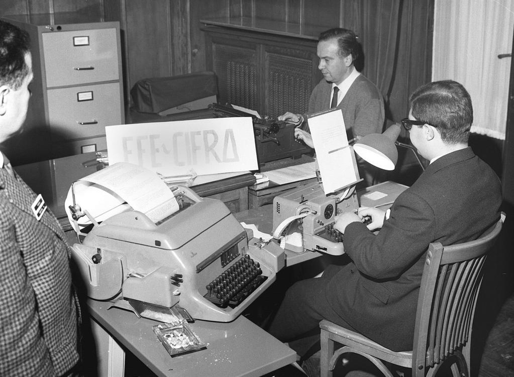 Madrid. 14-12-1966.- José Fermín Alonso Vijuesca (d), técnico de la Agencia EFE retransmite mediante teletipo Siemens T-100. EFE /jt