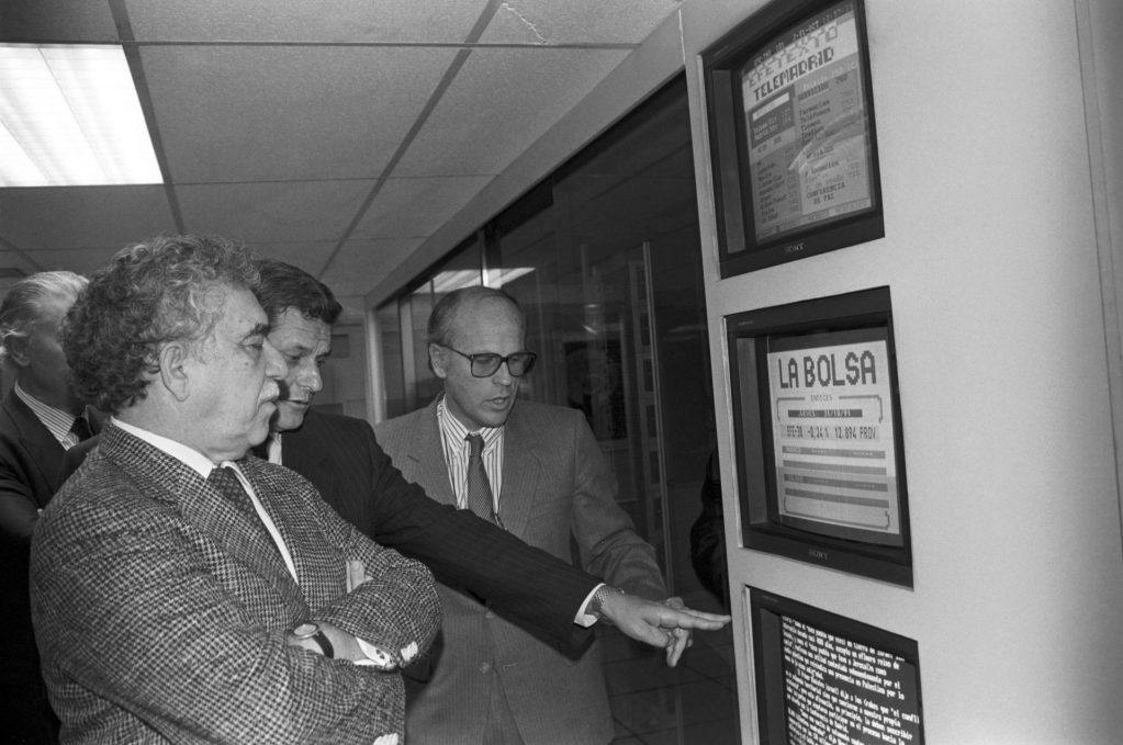 MADRID,31/10/1991.- El Premio Nobel de Literatura, Gabriel García Márquez, con el presidente de la Agencia EFE, Alfonso S. Palomares (c) y el director del servicio Técnico, Julio Ferrero, en el departamento de Teletexto de la Agencia. EFE/José Velasco