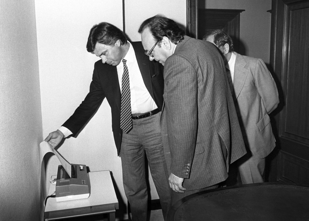 Madrid 17-5-1984.- El presidente de la Agencia EFE, Ricardo Utrilla (d) entrega al presidente del Gobierno, Felipe González un "teletipo rojo" instalado por la Agencia EFE en el Palacio de La Moncloa. EFE/yv