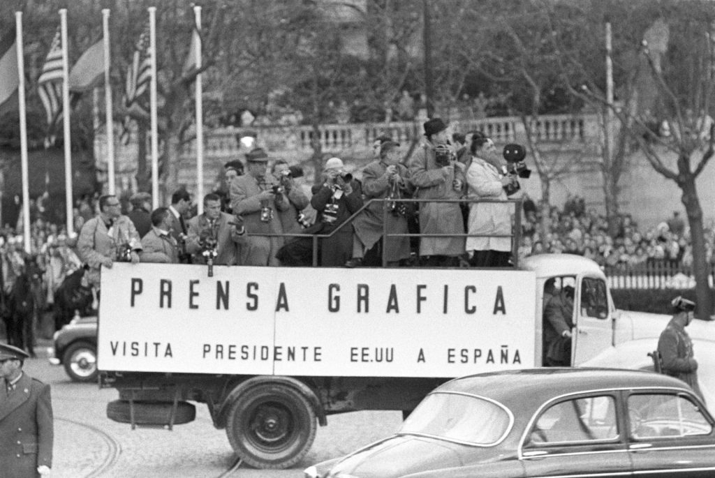 TORREJÓN DE ARDOZ (MADRID), 21/12/1959.- Un grupo de reporteros gráficos se dirigen a la base militar de Torrejón de Ardoz para cubrir la llegada del presidente de Estados Unidos, Dwight Eisenhower, que inicia hoy su visita oficial a España. EFE