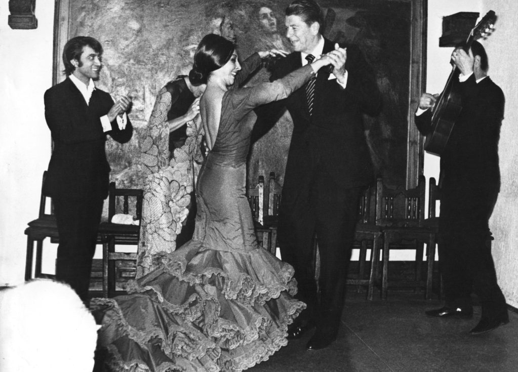 MADRID, 11/07/1972.- Ronald Reagan, gobernador de California y enviado especial del presidente Nixon, ensaya unos pasos flamencos con la bailaora Lucero Tena durante su visita al Corral de la Morería. EFE/aa.