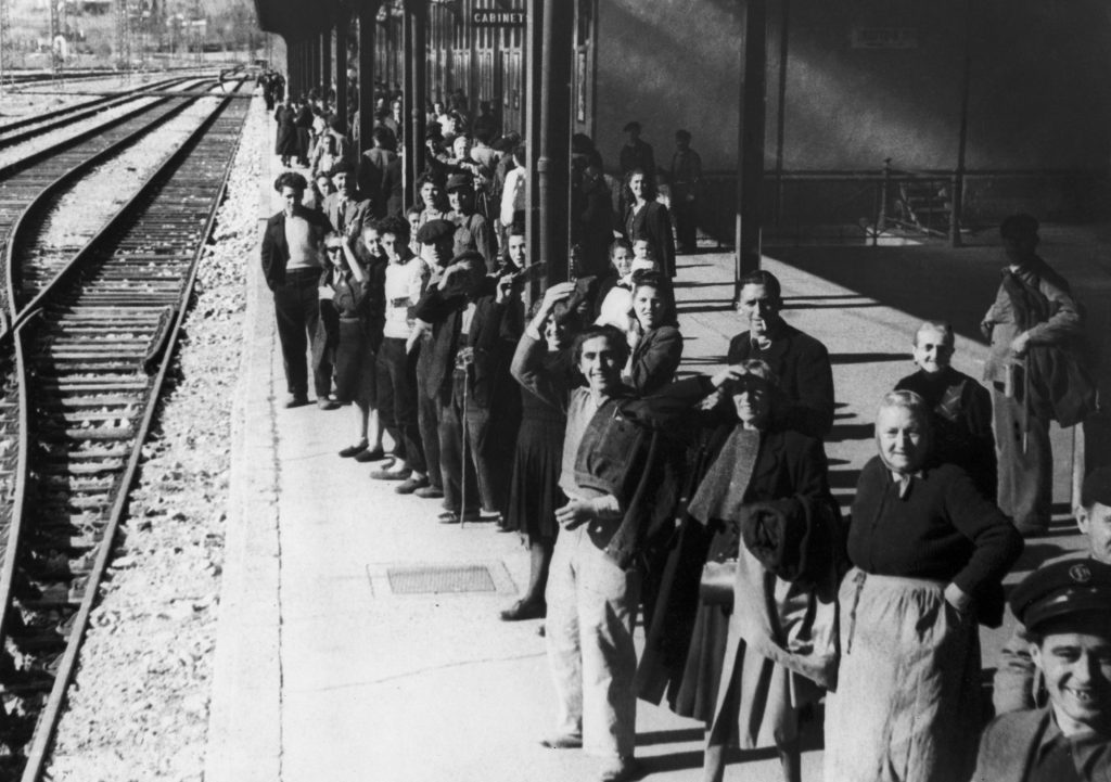 Latour de Carol 14-2-1948.- Público espera en la estación de esta localidad francesa la llegada del primer tren español durante el acto de reapertura de la frontera franco-española, cerrada en 1946 por la participación de la División Azul española en la II Guerra Mundial. EFE/Pérez de Rozas/yv