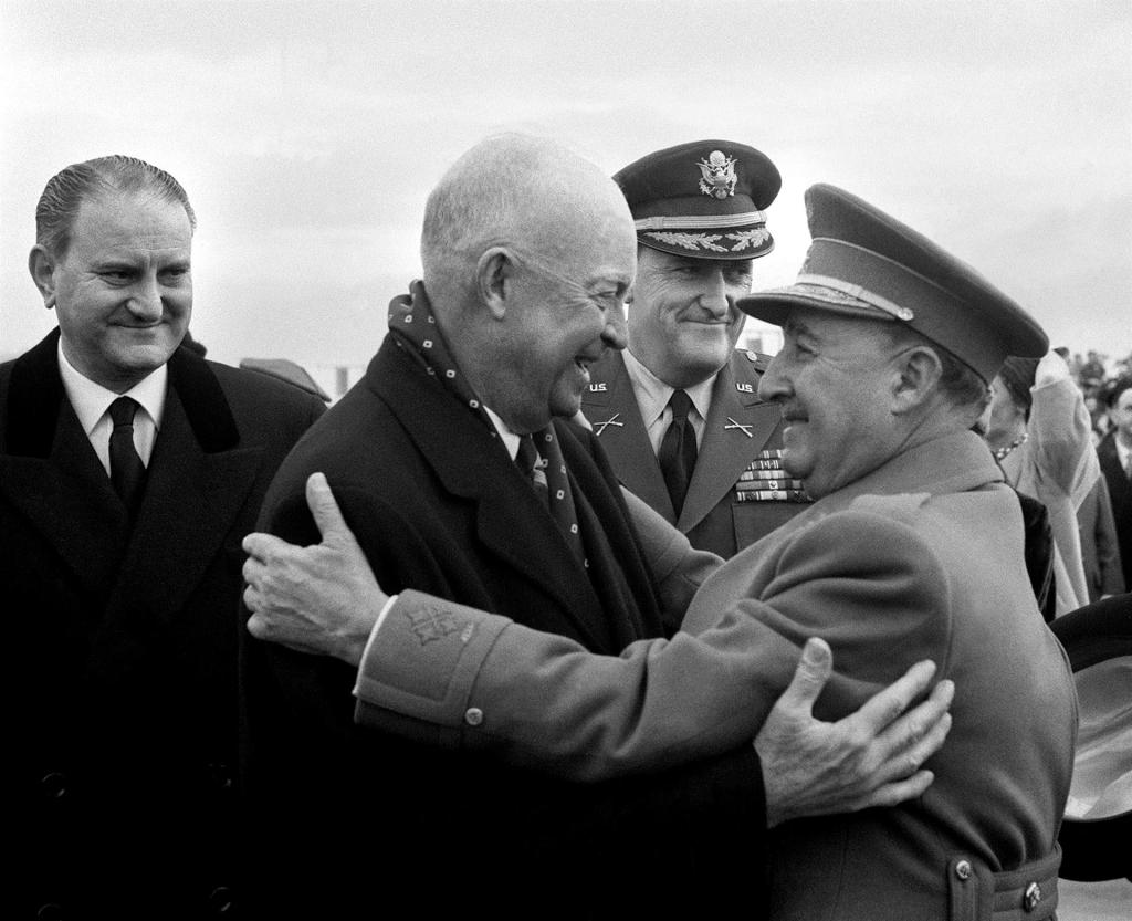Torrejón de Ardoz (Madrid), 22-12-1959.- Franco (d) despide al presidente Eisenhower tras su visita oficial. Entre ambos el General Vernon Walters, intérprete de Eisenhower. A la izquierda el ministro de Asuntos Exteriores Fernando María Castiella . EFE/Jaime Pato/aa Foto: Premio Nacional Fotógrafos de Prensa 1960