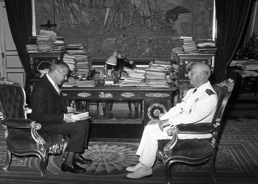 MADRID, 7/7/1971. - Torcuato Luca de Tena (i), consejero nacional del movimiento y director del Diario "ABC" fue recibido en el Pardo por el Generalísimo Franco (d). EFE/mpp