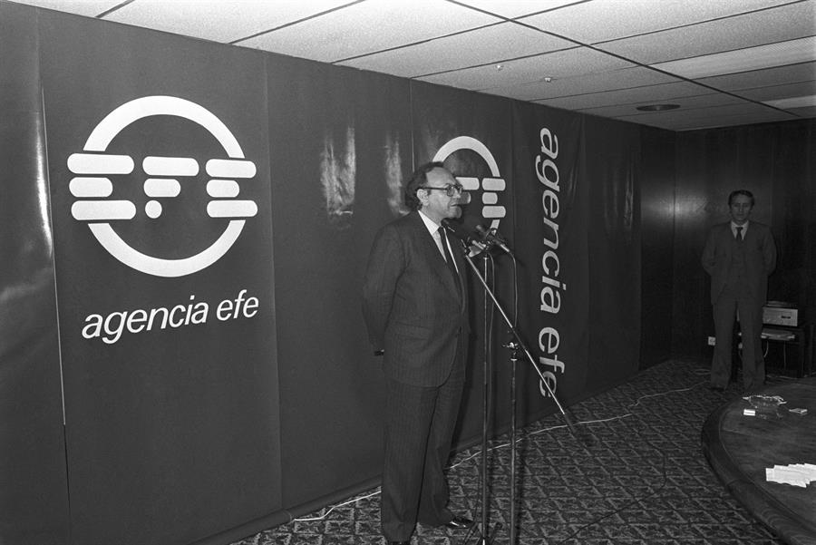 MADRID, 16 01 1986.- El presidente de la Agencia EFE, Ricardo Utrilla, presenta la nueva imagen corporativa de la empresa, que incluye un moderno logotipo creación de la firma catalana Taula de Disseny. EFE /José María Pastor