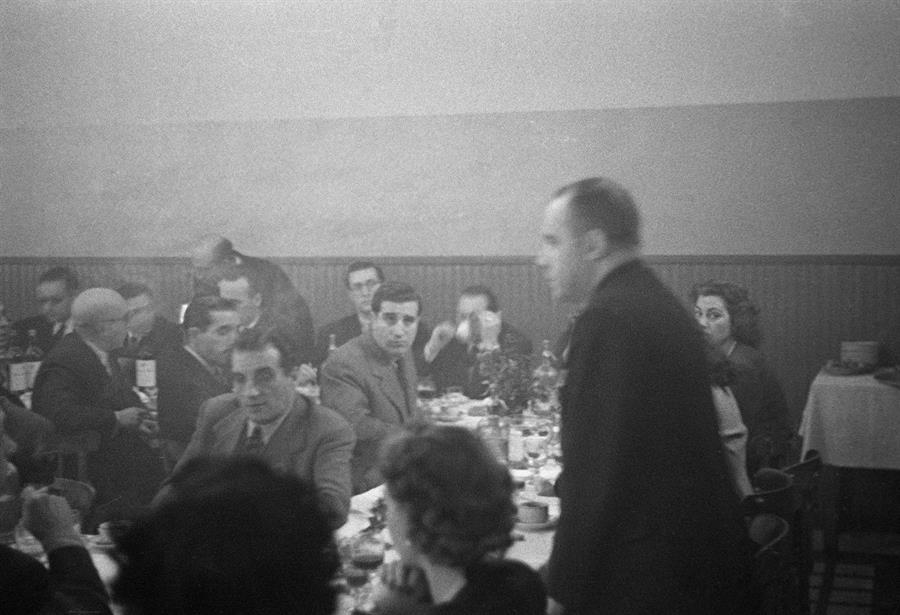 Madrid, 5-01-1947.- El director de la Agencia Efe, Pedro Gómez Aparicio (c) pronuncia unas palabras durante el homenaje que le ofrecieron sus empleados tras haber recibido el premio "Francisco Franco". Efe//ct