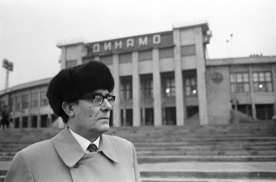 MOSCÚ, 01/10/1970.- El corresponsal de la Agencia EFE en Moscú, Celso Collazo, que se encuentra en la capital soviética para organizar el intercambio informativo entre las Agencias Tass y EFE, posa ante el estadio del Dynamo de Moscú. EFE.