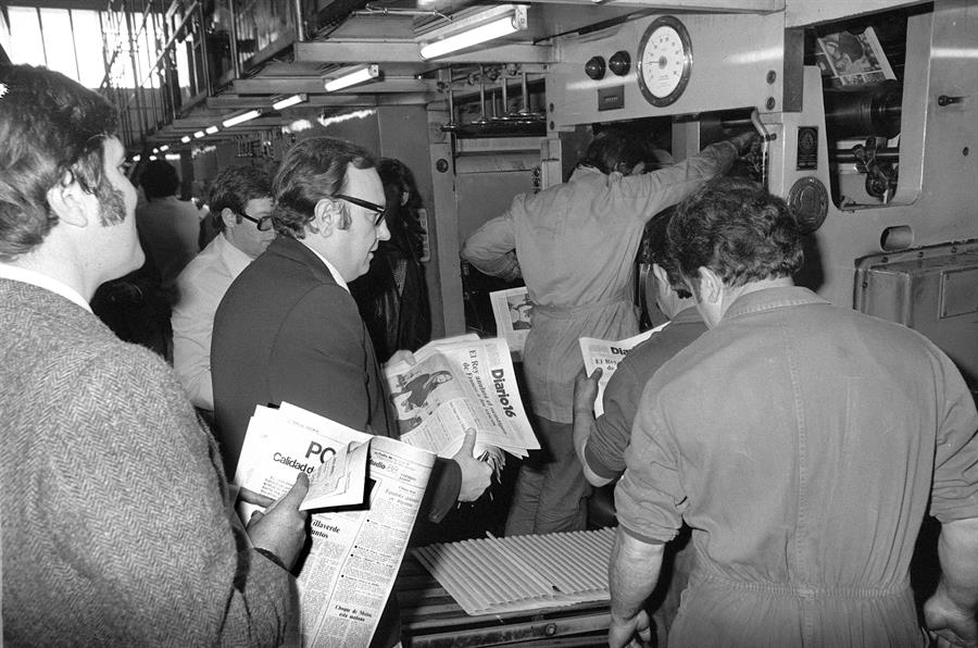 Madrid, 18-10-1976.- Ricardo Utrilla, director del nuevo vespertino madrileño Diario 16 ojea, en la sala de máquinas, el primer número del periódico. EFE