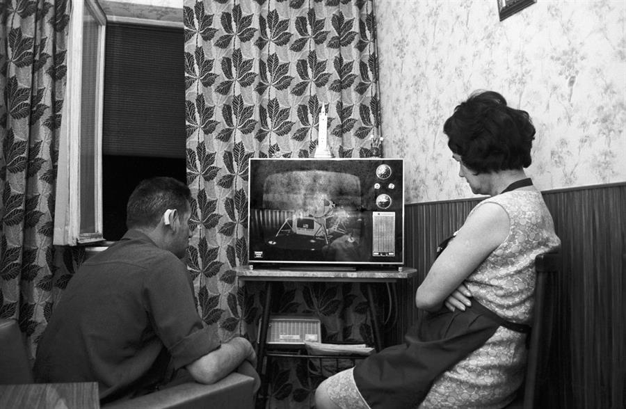 Madrid, 21-7-1969.- En los hogares españoles todo el mundo está pendiente de la llegada de los astronautas Neil Armstrong y Edwing Aldrin a la superficie lunar a bordo del Apolo XI, en el primer viaje del hombre a la Luna. EFE/Archivo Fiel/yv