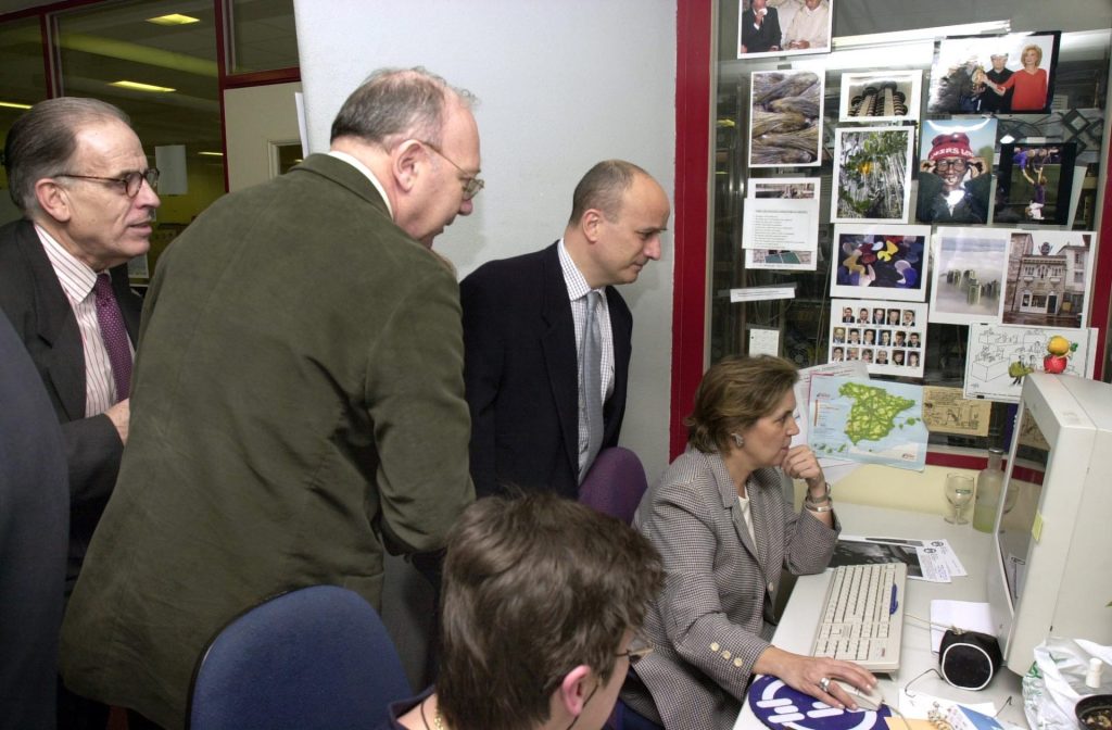 Madrid, 31-1-2002.- El presidente de la SEPI, Ignacio Ruiz-Jarabo (3ª i) durante su visita a las instalaciones de Efe. EFE/Ángel Díaz/ppf