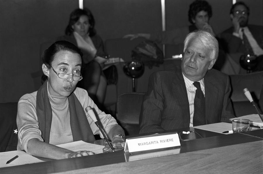 MADRID, 11/04/1989.- La periodista Margarita Riviere, junto al ministro de Cultura, Jorge Semprún, durante su intervención en el seminario hispano - noruego que se celebra en Madrid. EFE/R. Castro