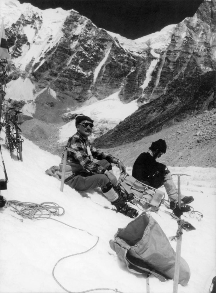 Nepal 14/05/1980.- El periodista de la Agencia EFE, José María Calle, con los miembros de la expedición vasca, Tximist, expedición vasca, Tximist, compuesta por, Luis Mari ‘Petxu’ Sainz de Olazagoitia, Angel Lerma, Txomin Uriarte, Kike de Pablo, Felipe Uriarte, Luis Mari Abalde y Martin Zabalet durante la subida a la cima del Everest. EFE