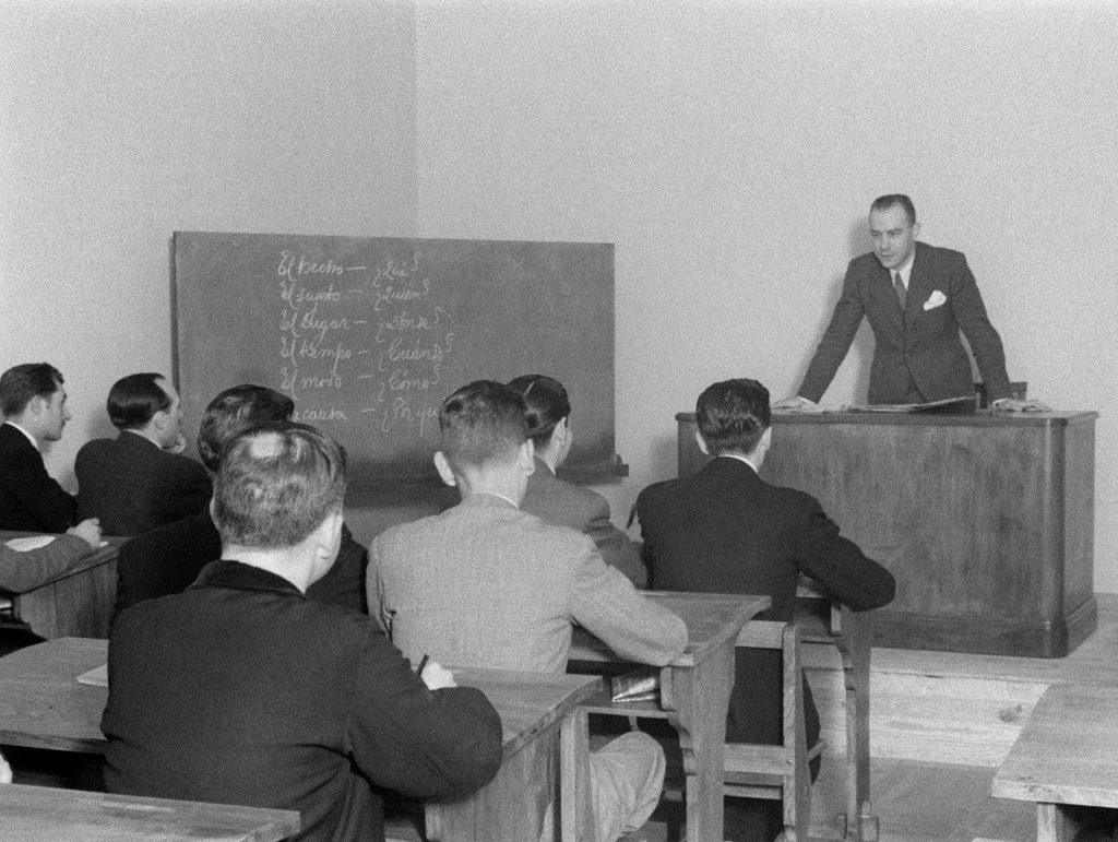ESCUELA DE PERIODISMO. Madrid, 5/5/41.- El profesor Pedro Gómez Aparicio imparte clases en la escuela de periodismo. EFE/MIGUEL CORTÉS/jgb