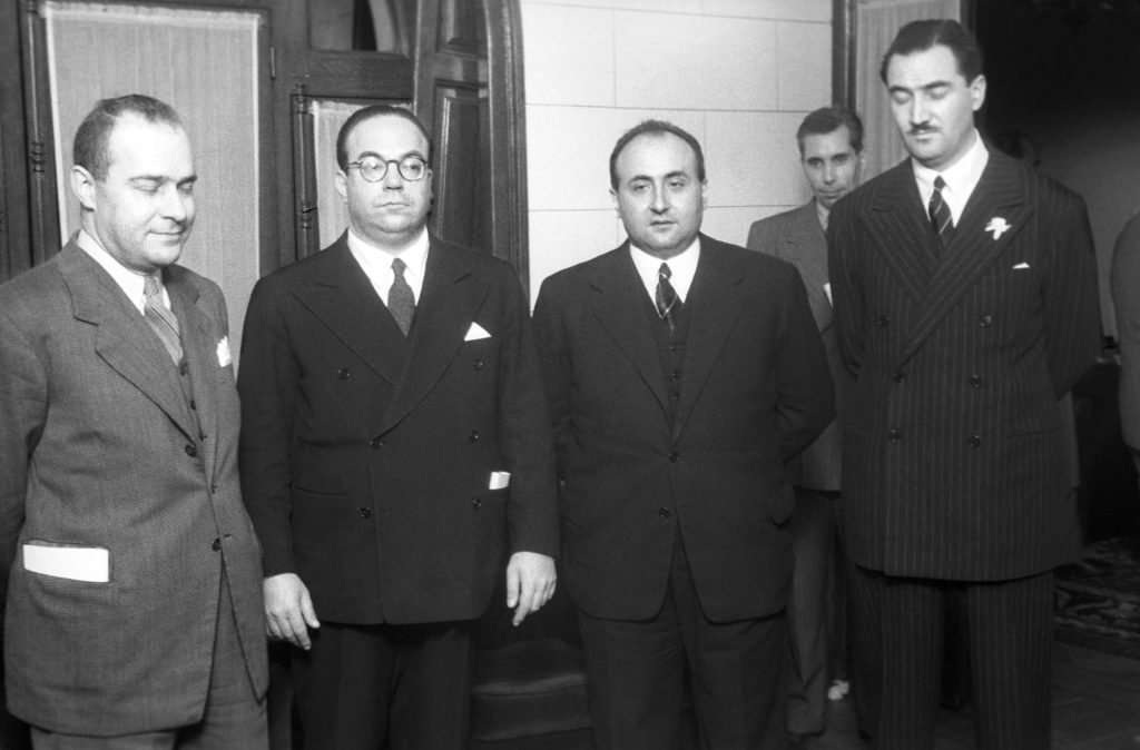 Madrid 10-5-1945.- El director de la agencia United Press en España, Ralph Forte (2i) acompañado del director de la Agencia EFE, Pedro Gómez Aparicio (i), el director general de Prensa, Juan Aparicio, y el vicepresidente de las Cortes, José María Alfaro (i-d). EFE/yv