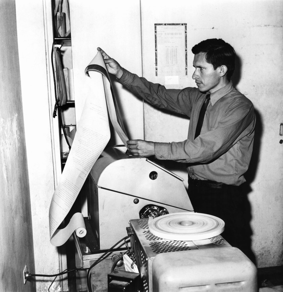 Lima, 1971.- Pedro Robles, encargado de los teletipos en la delegación de la Agencia Efe en Lima, revisa la llegada de los mismos. EFE//ct