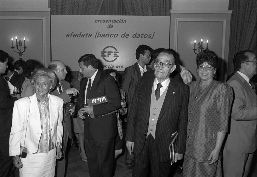Madrid 29-6-1988.- El escritor Luis Rosales, colaborador en el departamento de Español Urgente de la Agencia EFE, y su esposa María (i) asisten a la presentación de Efedata, el primer Banco de Datos, Noticias y Biografías en lengua castellana. Al fondo el presidente de la Agencia, Alfonso Sobrado Palomares (c) conversa con otro invitado. EFE/yv