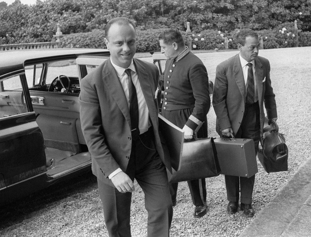 Pazo de Meirás (La Coruña), 10 de agosto de 1962.- Manuel Fraga Iribarne, ministro de Información y Turismo, llega a la residencia veraniega del Jefe del Estado, Francisco Franco, donde se va a celebrar Consejo de Ministros.- EFE / Hermes Pato / jt.