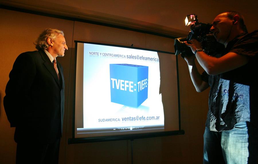 MIAMI (FL, USA), 14/10/07.- El presidente de la Agencia Efe, Alex Grijelmo, presenta hoy, 14 de octubre de 2007, durante la 63 Asamblea General de la Sociedad Interamericana de Prensa (SIP) en Miami (EEUU), el nuevo servicio audiovisual elaborado junto con Televisión Española (TVE) destinado a ofrecer vídeos con un enfoque latino de la actualidad mundial. EFE /JOHN RILEY