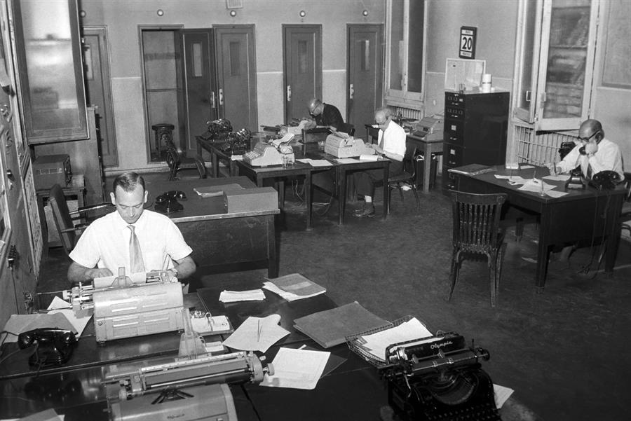 MADRID, 20/05/1964.- Periodistas trabajando en la sección de noticias deportivas, "Alfil", en la sede central de la Agencia Efe en la calle Ayala de Madrid. EFE/jgb