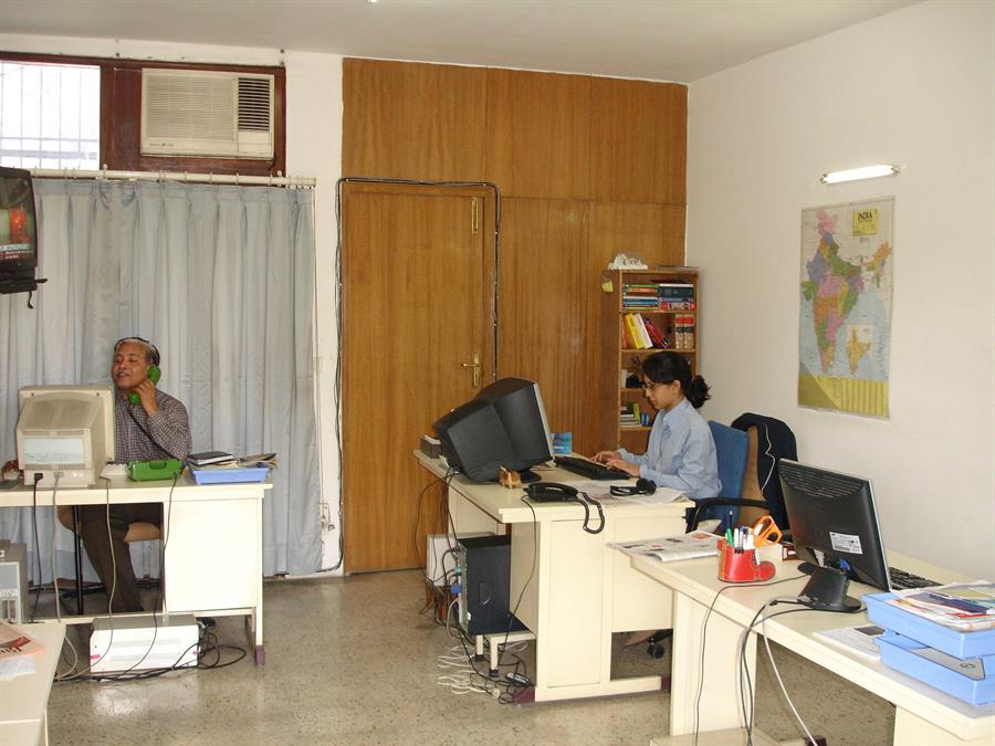 Redactores trabajan en la delegación de la Agencia EFE en Nueva Delhi. EFE yv