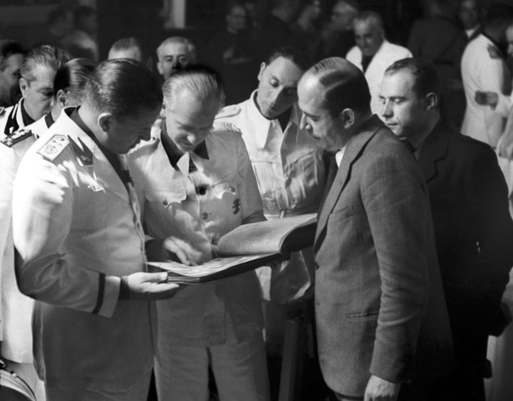 Toledo 17-7-1939.El ministro de Gobernación, Prensa y Propaganda, Serrano Suñer (c), acompañado del presidente de la Agencia Efe, Vicente Gállego (2d) y el subdirector, Pedro Gómez Aparicio (d), entrega un álbum de fotografías regalado por la Agencia Efe al ministro de Exteriores italiano, conde Ciano, que se encuentra de visita oficial en España. EFE/yv
