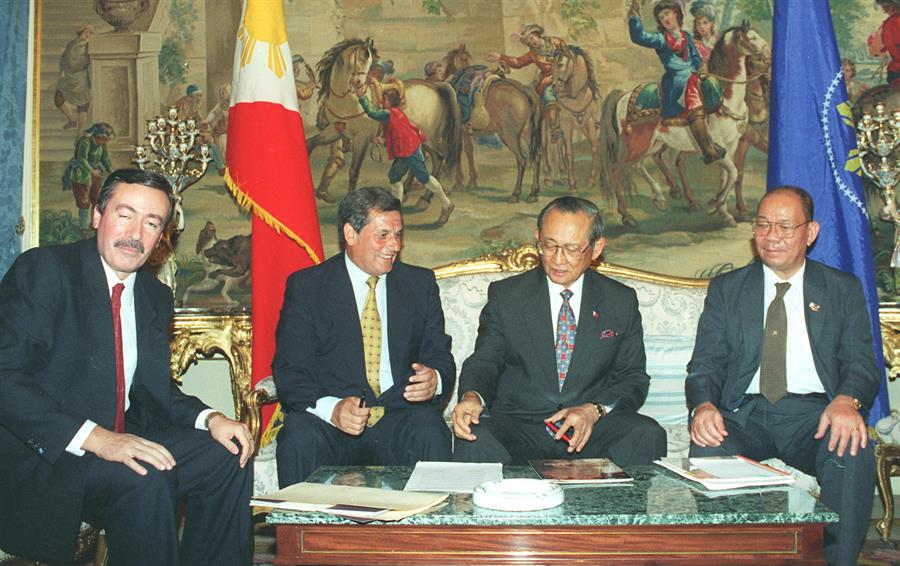 Madrid, 12-09-94.-El Presidente Filipino, Fidel Ramos (d), refrenda un acuerdo del ministerio de Información de su pais con EFE, para la puesta en marcha de un servicio informativo en inglés, ante el Presidente de EFE, Alfonso S. Palomares (c) y el delegado de la Agencia de Manila, José Rodríguez (i). EFE/Barriopedro