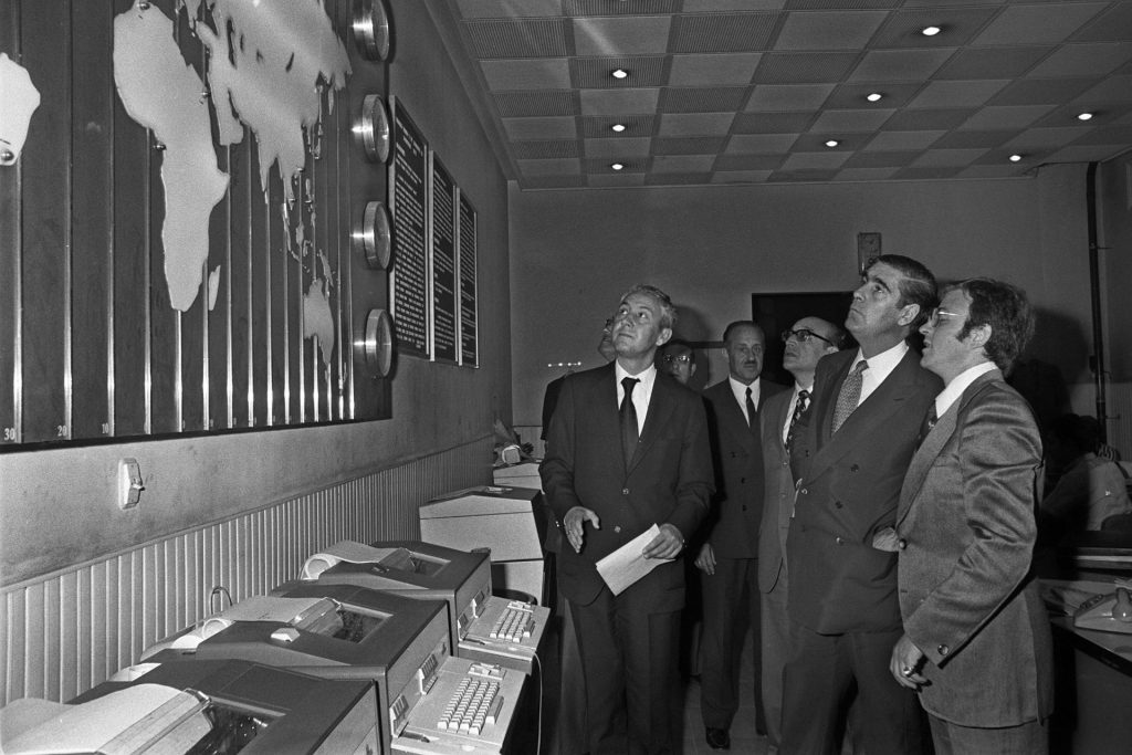 Madrid 23-6-1973.- El ministro español de Información y Turismo, Fernando Liñán y Zofío, durante una visita a EFE, puso en funcionamiento el ordenador electrónico que automatizaba desde esa fecha los canales de información de la agencia Española. Asimismo inauguró con un mensaje la red de comunicaciones de ACAN. De izq. a dcha. Alejandro Armesto, director de EFE, los directivos de EFE Gonzalo Velasco Viejo y Gonzalo Rodríguez del Castillo, un funcionario del ministerio (con gajas), el ministro y Juan Roldán, redactor jefe de EFE. EFE/yv