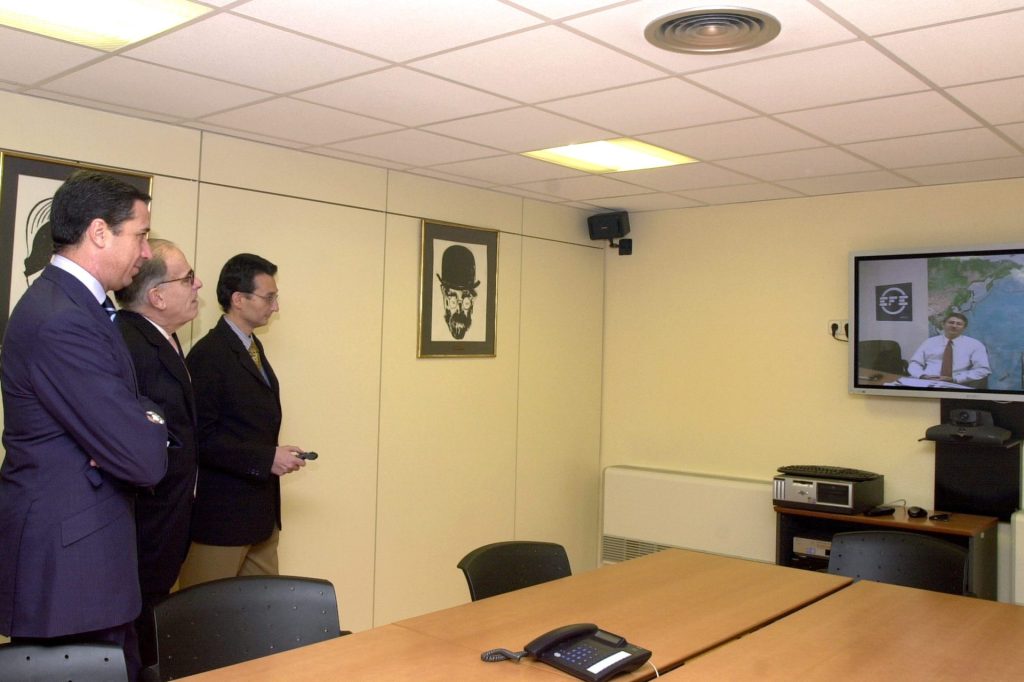 Madrid, 30/10/03.- El portavoz del Gobierno y ministro de Trabajo y Asuntos Sociales, Eduardo Zaplana (izda), observa una videoconferencia entre la sala de Previsiones de la nueva Unidad de Coordinación Multimedia de la Agencia EFE y la Mesa de Miami, durante el acto de inauguración de la unidad, un proyecto diseñado como respuesta al desafío que plantea a todas las empresas de comunicación la aplicación de las nuevas tecnologías de la información. En la imagen aparecen también el director de la misma, Emilio Crespo (dcha), y el presidente de EFE, Miguel Angel Gozalo (c). EFE/José Huesca
