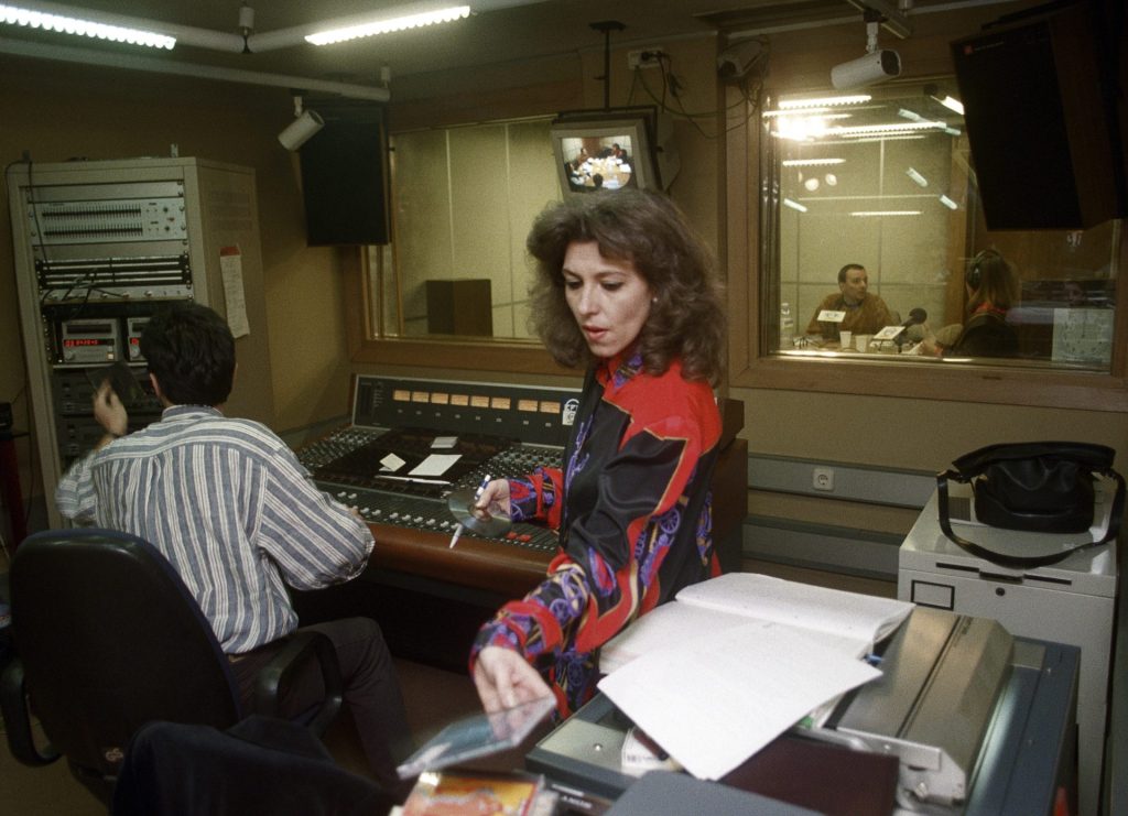 PRENSA-DEPARTAMENTO EFE-RADIO: Madrid, 15-3-1994 .- Periodistas del departamento de EFE-Radio trabajan en el estudio de grabación durante la emisión del primer programa "Noche de Sol", que será distribuido vía satélite para España, Europa y América, de lunes a viernes, a las doce de la noche. EFE/ Alberto Martín