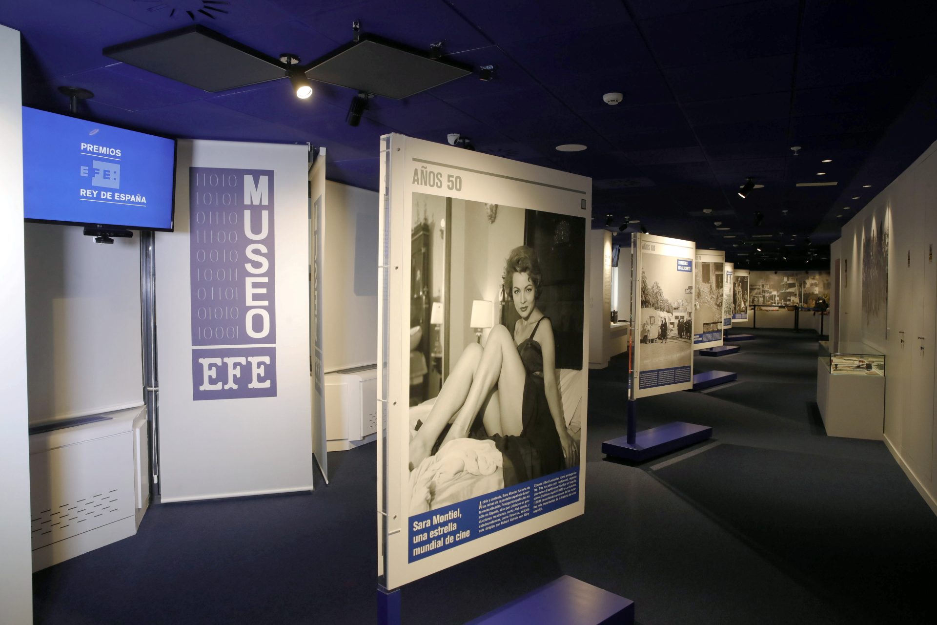 MADRID, 13/3/2016.- El periodismo global tiene por fin su primer museo en España: el Museo EFE, una exposición creada con los fondos de la Agencia EFE, fundada hace 77 años, que narra la historia de la agencia de noticias más importante de lengua española al hilo de la propia evolución de España y del mundo a través de las fotografías de su archivo gráfico y de los instrumentos con los que se ha ejercido la profesión periodística desde hace más de 75 años, así como con audiovisuales de las noticias más impactantes de las últimas décadas. EFE/Juanjo Martín