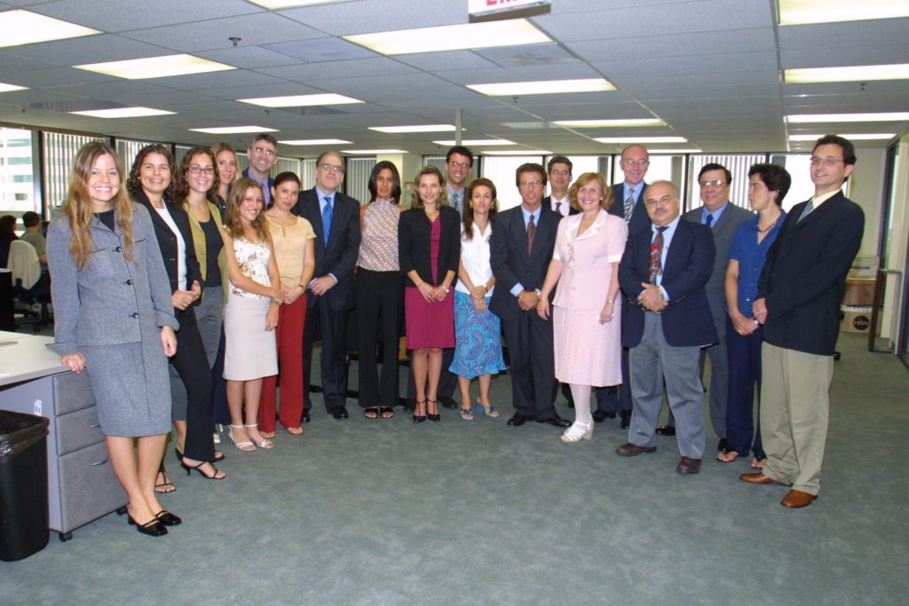 MIAMI (EE.UU), 21-5-02.- El presidente y director-general de EFE, Miguel Angel Gozalo (8º i); el director de Información, Miguel Platón (5º d), y el director de Internacional, Emilio Crespo (d), se fotografían con el personal de esta delegación durante la inauguracion de la nueva mesa de edición en Miami, que reforzará la presencia en América de la agencia de noticias EFE, líder mundial en la distribución de contenidos informativos en español.EFE/svb.