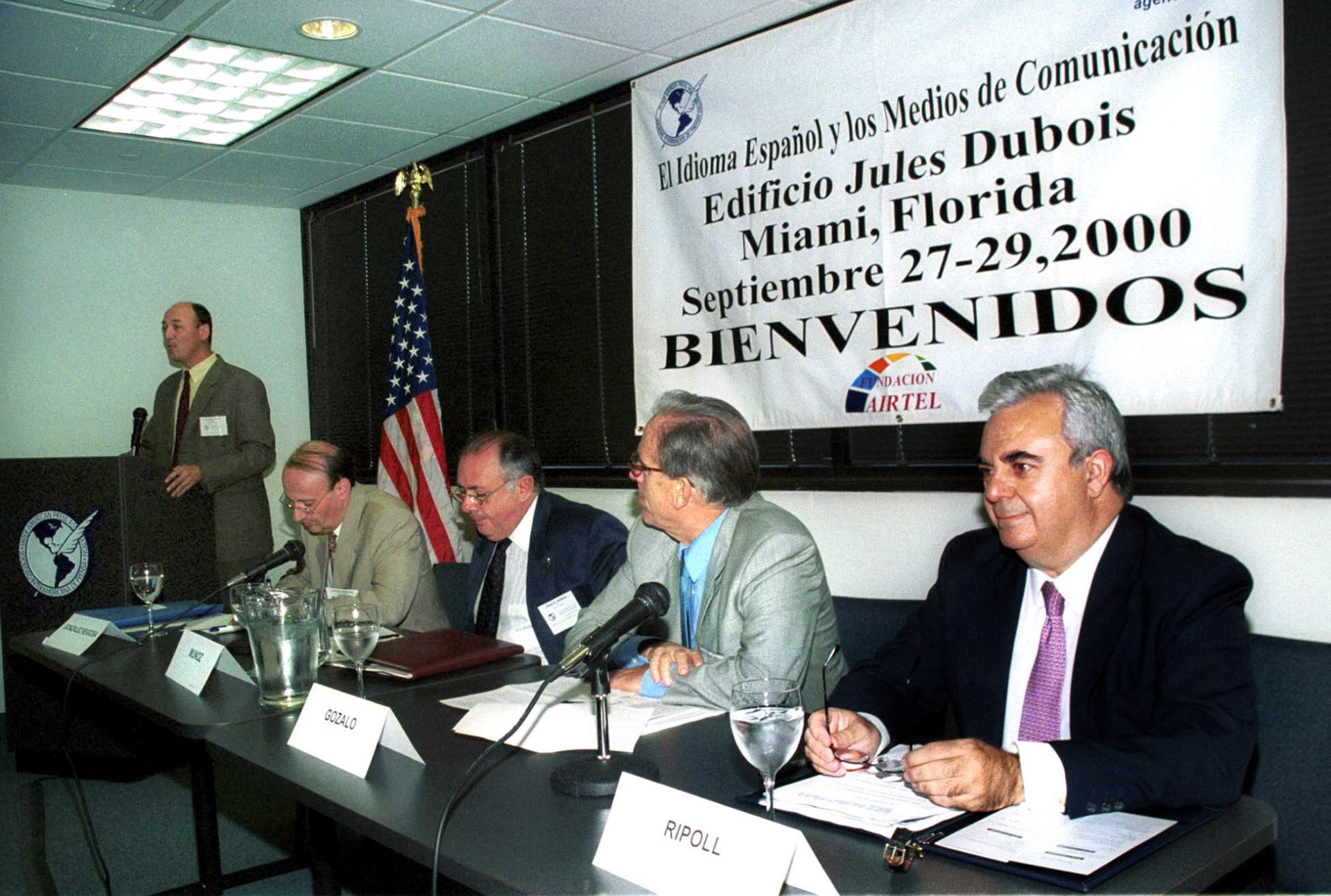 MIAMI, ESTADOS UNIDOS.- Inauguración del Seminario El Idioma Español y los Medios de Comunicación en la sede de la Sociedad Interamericana de Prensa (SIP) en Miami, organizado por la SIP y la Agencia EFE, y patrocinado por la Fundación Airtel de España. En la imagen, de izquierda a derecha: Carlos González Reigosa, director de Publicaciones, Análisis y Estilo de la agencia EFE; Miguel Angel Gozalo, presidente de la agencia EFE y José Luis Ripoll, director de la Fundación Airtel de España. EFE/CARLOS FERNANDO MENDEZ.